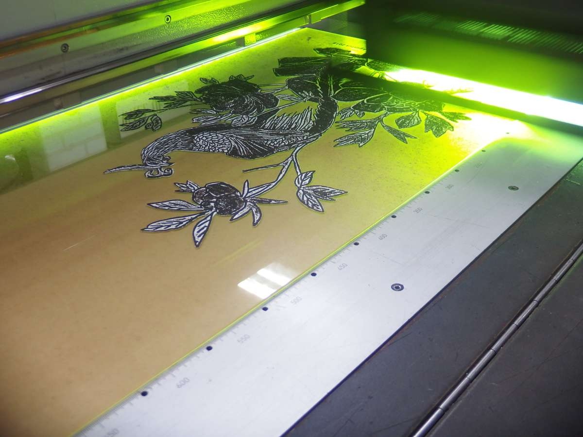 UV Print: Solusi Cetak Aman Lingkungan, Awet dan Warna Lebih Tajam. Kok Bisa
